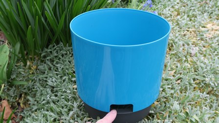 pot with a reservoir, container with reservoir 