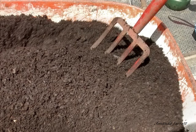 how to improve soil organically,compost 